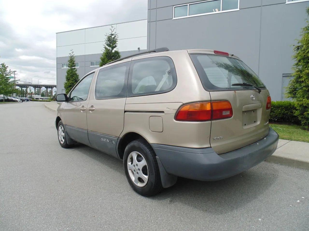 2000 Toyota Sienna CE-3