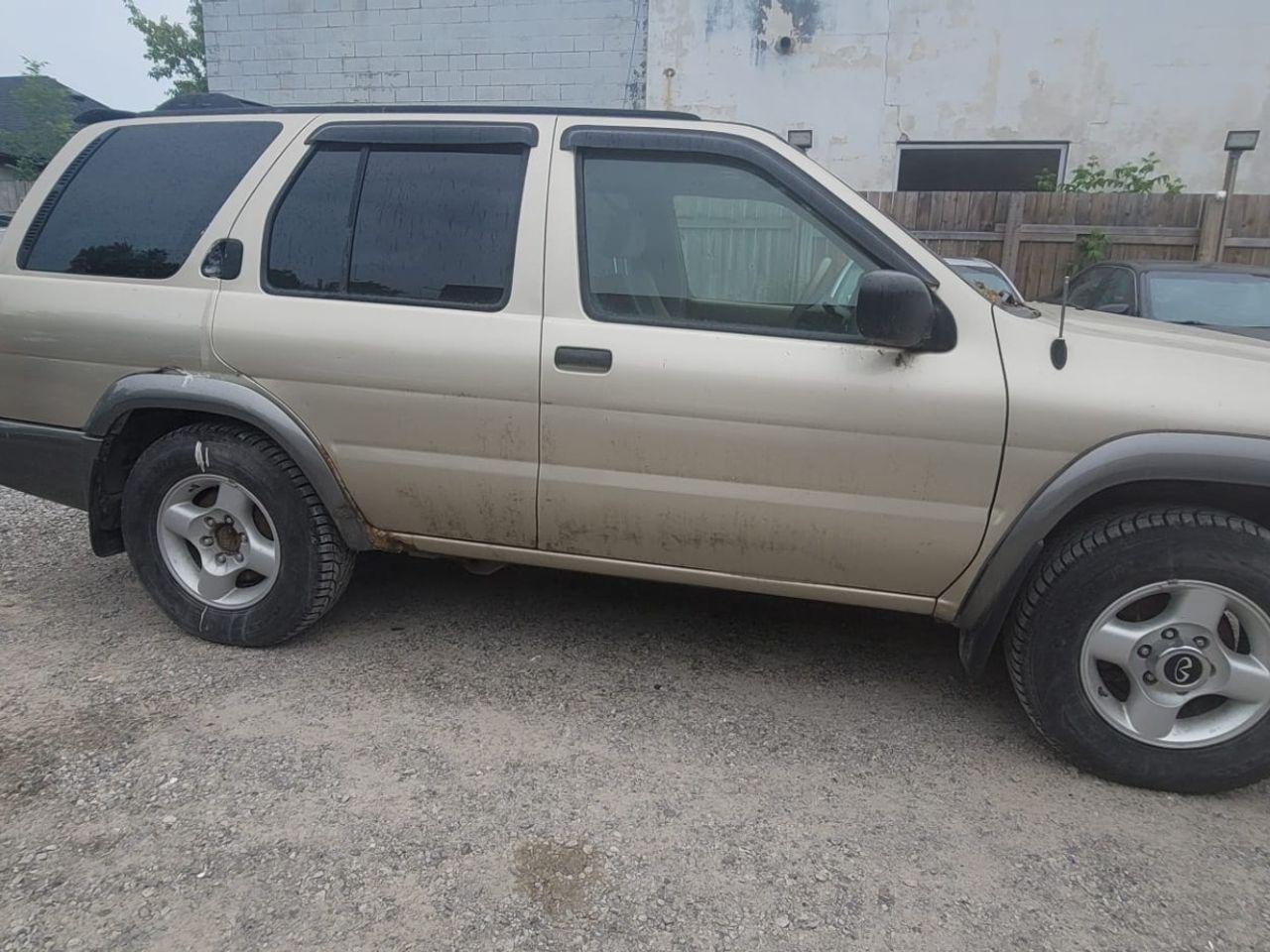 2001 Nissan Pathfinder SE-2