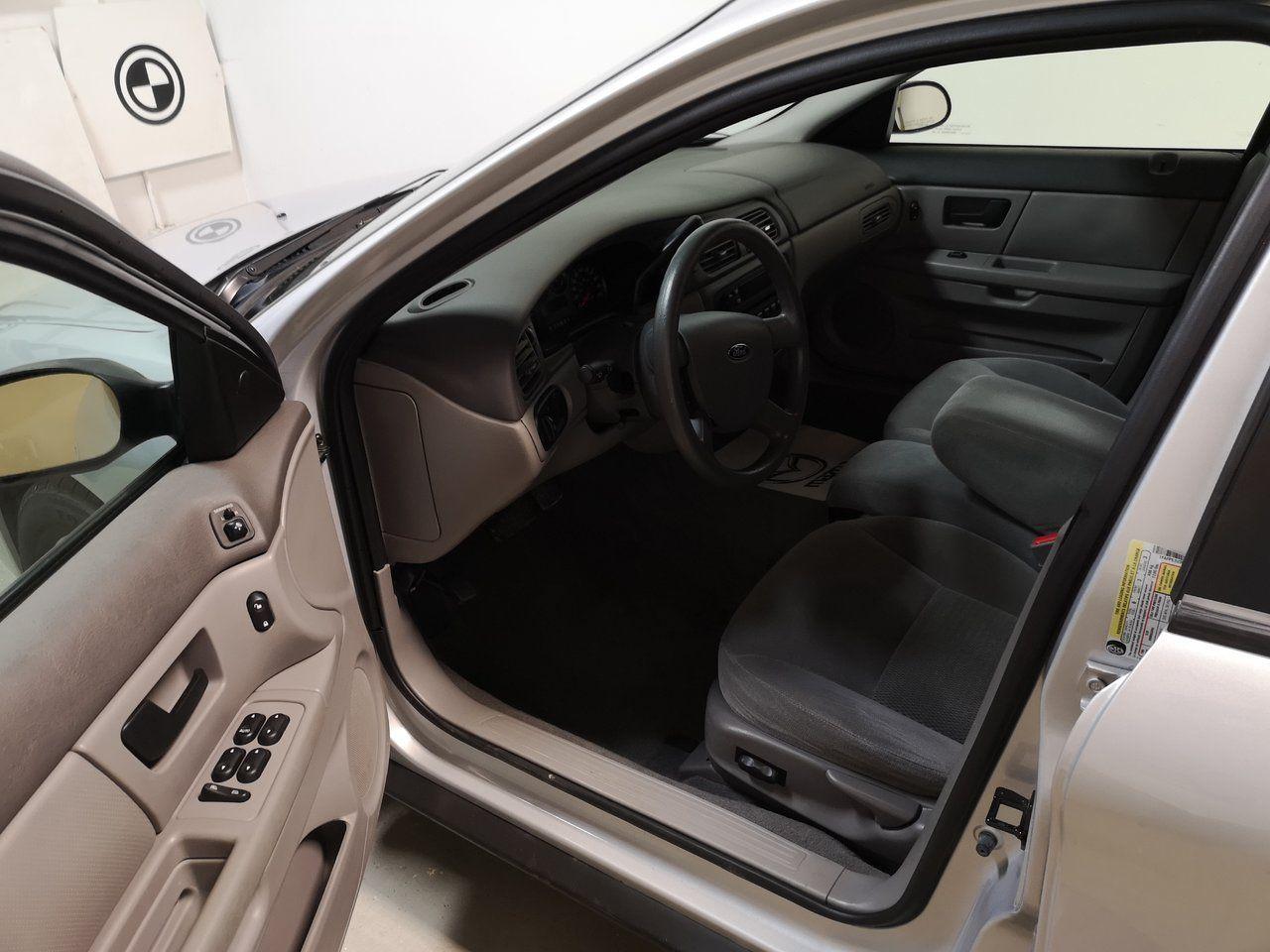 2006 Ford Taurus SE-2