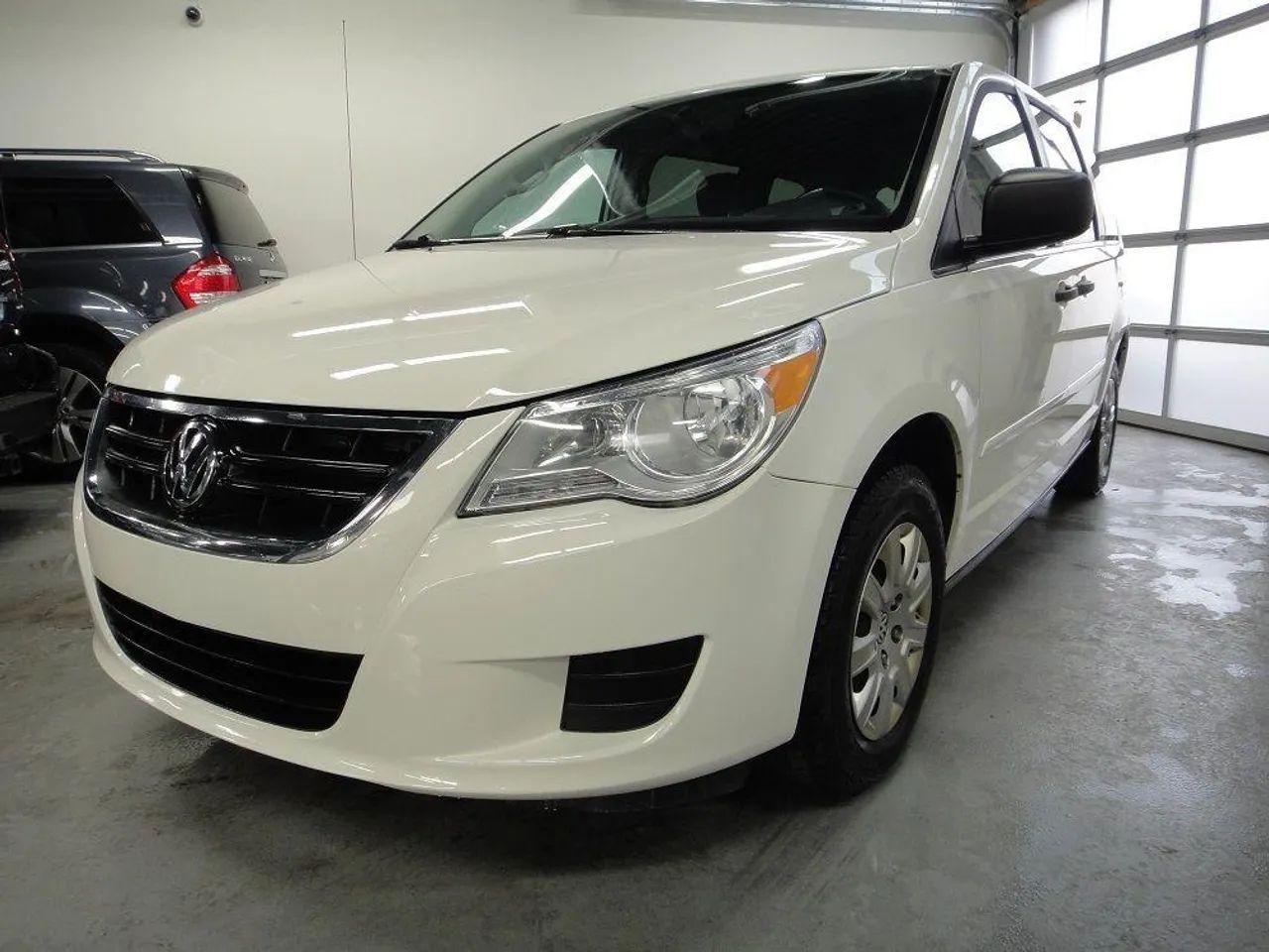2010 Volkswagen Routan -1