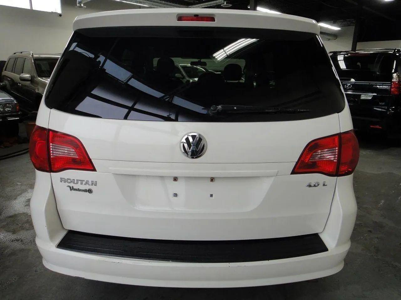 2010 Volkswagen Routan -3