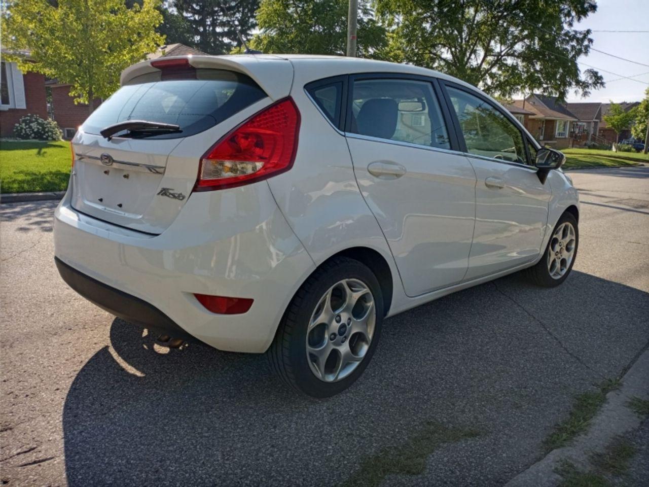 2011 Ford Fiesta SES-4