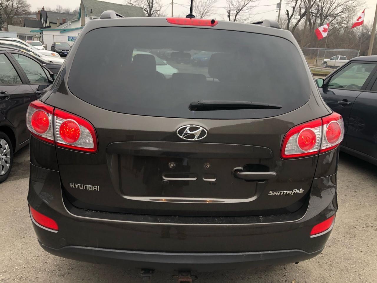 2011 Hyundai Santa Fe GL-3