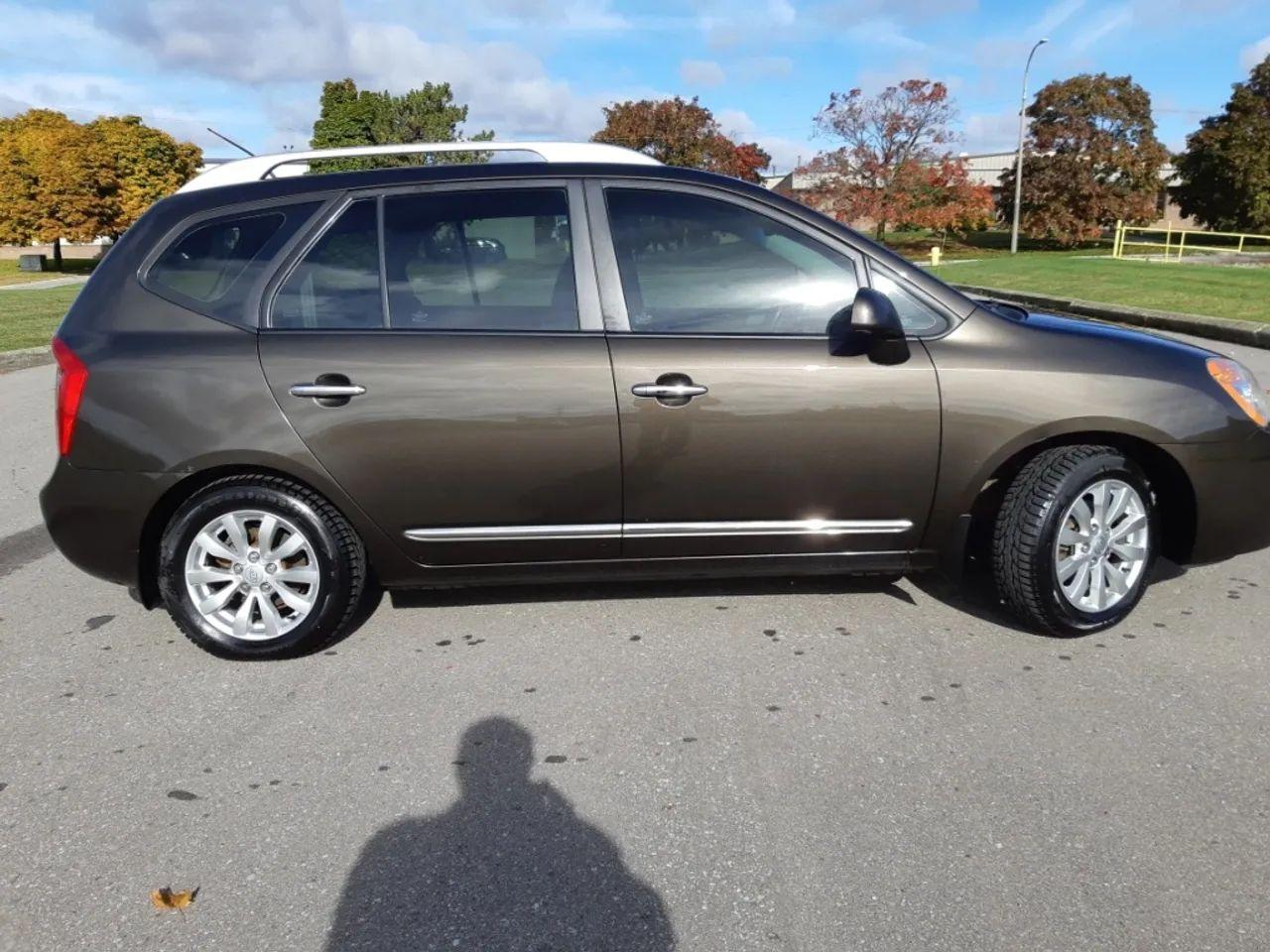 2011 Kia Rondo LX V6-4