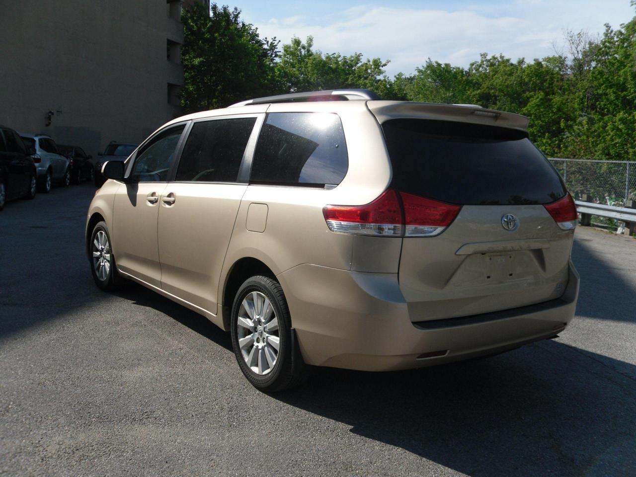 2011 Toyota Sienna LE-3