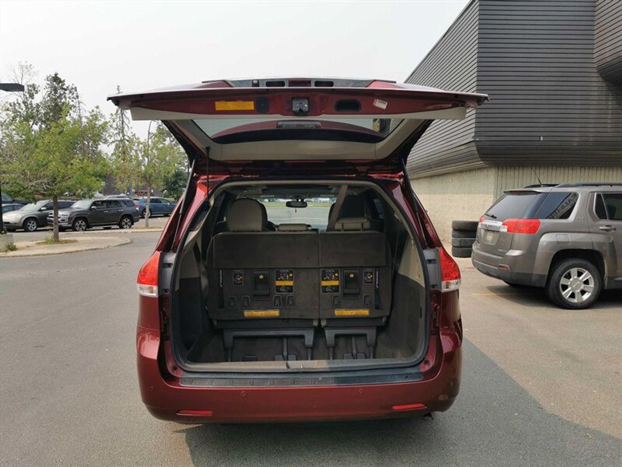 2011 Toyota Sienna XLE-4