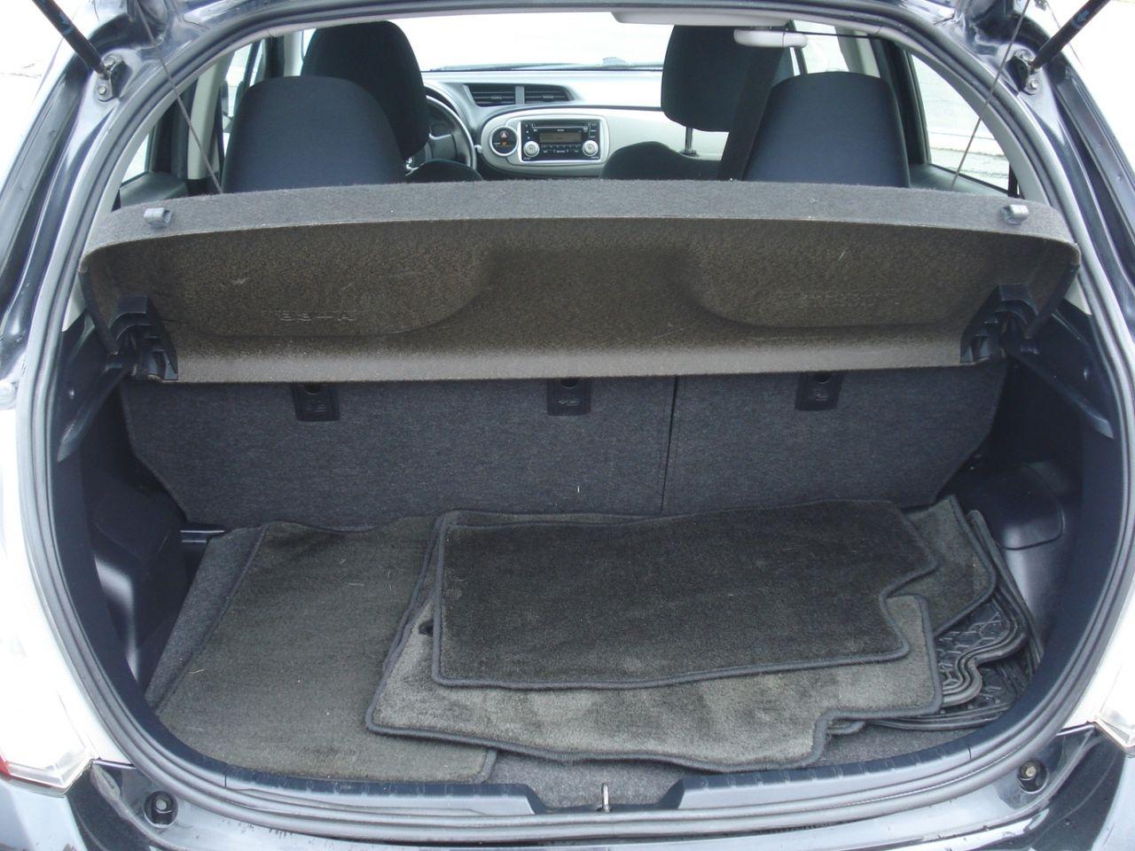 2012 Toyota Yaris LE-4