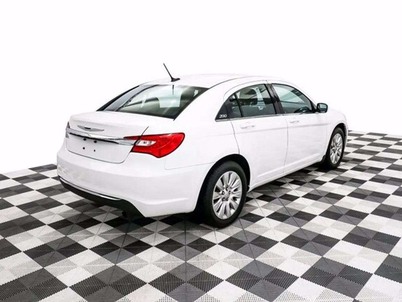 2013 Chrysler 200 LX-4