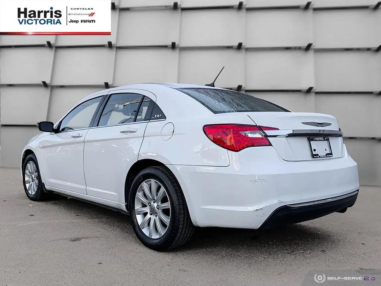 2013 Chrysler 200 Touring-3