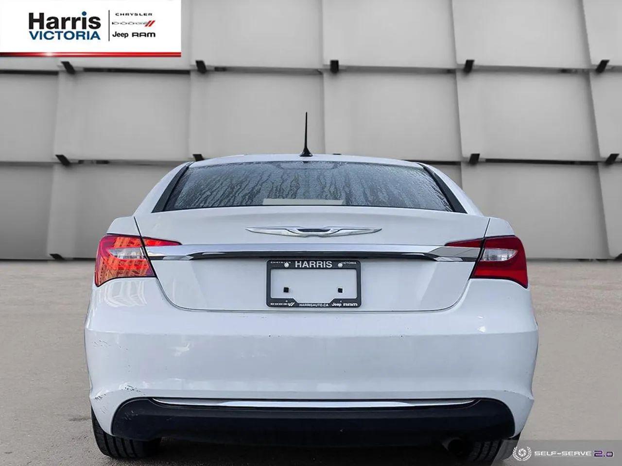 2013 Chrysler 200 Touring-4