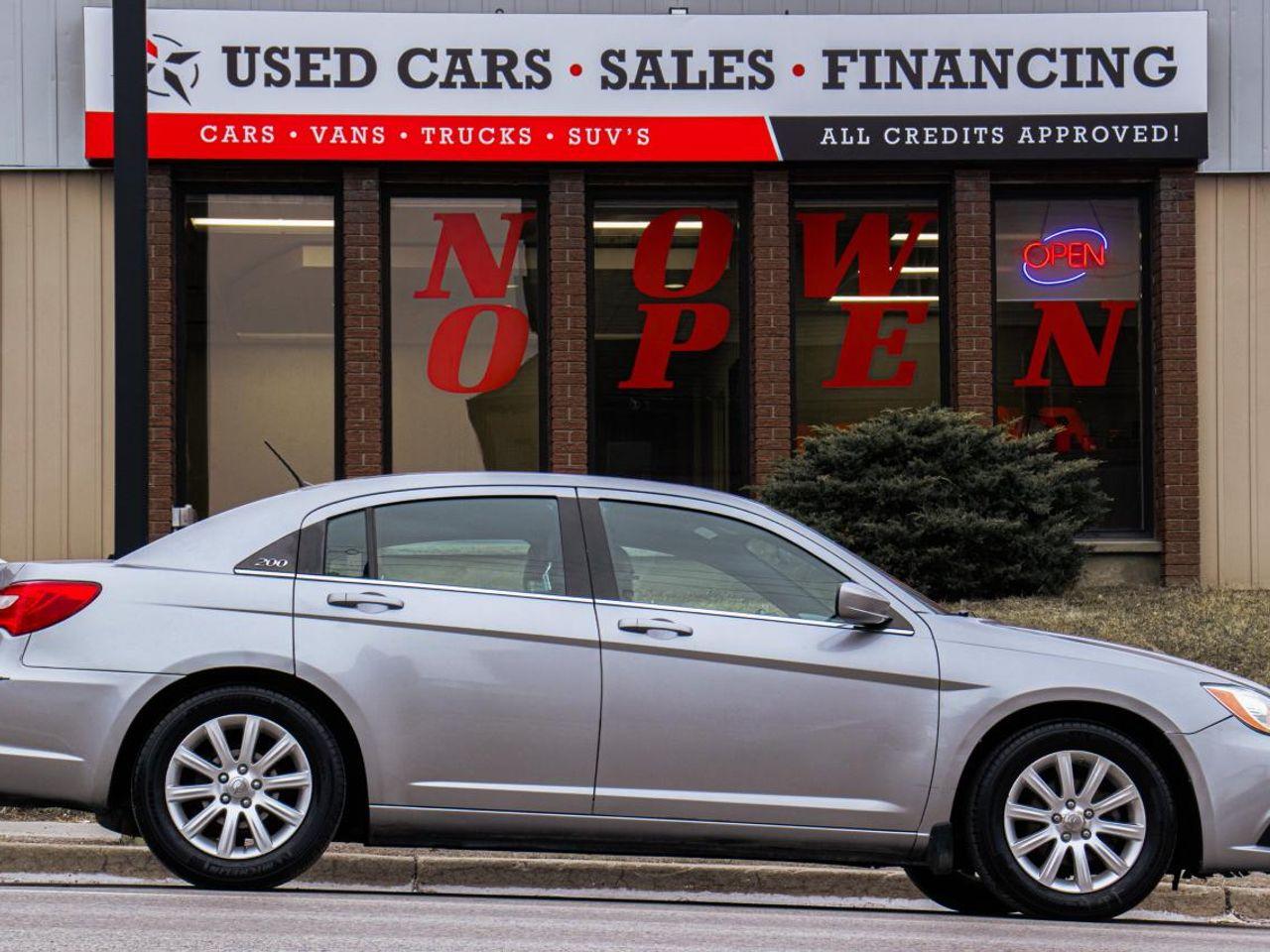 2013 Chrysler 200 Touring-0