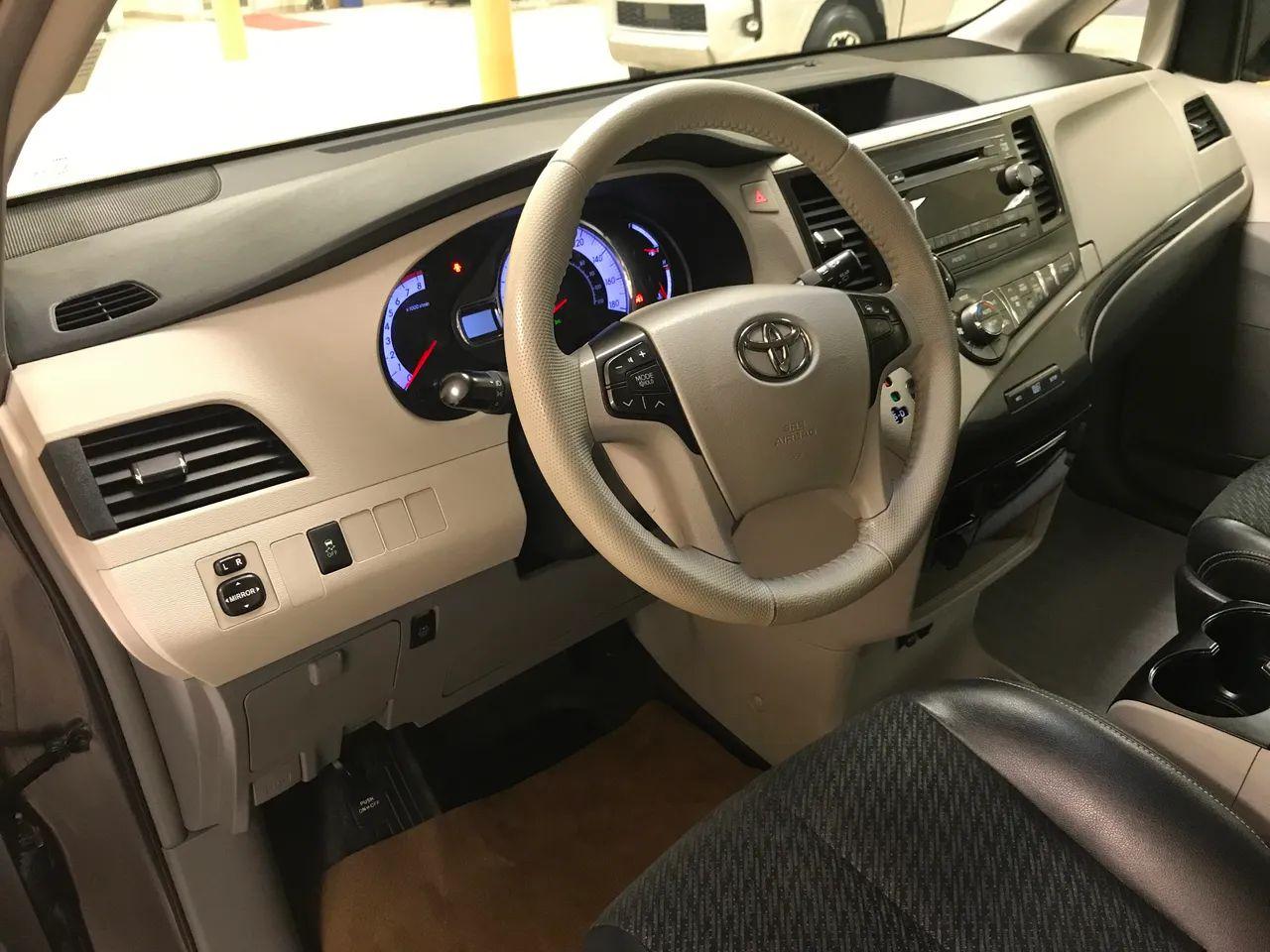 2013 Toyota Sienna SE-3