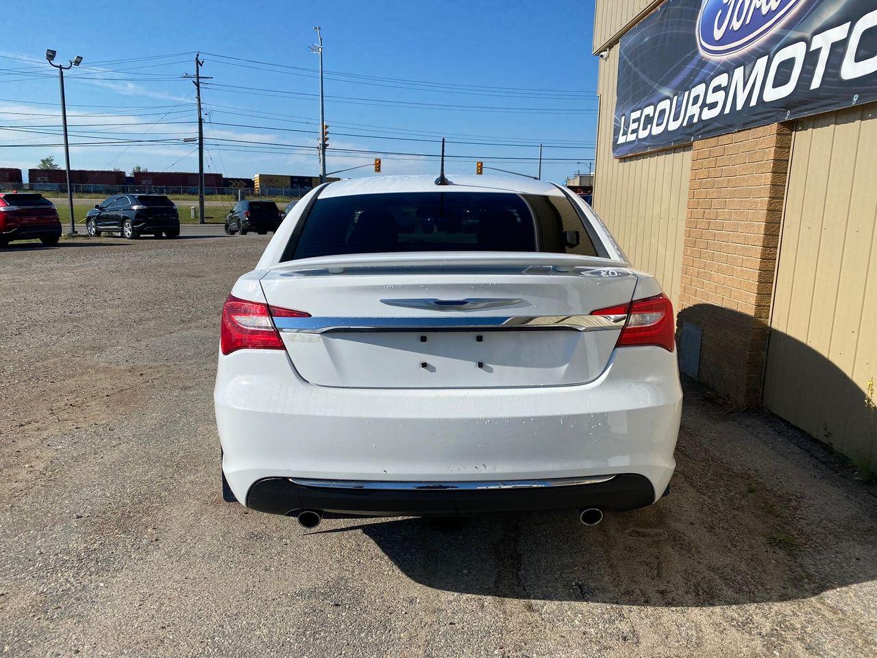 2014 Chrysler 200 Touring-3