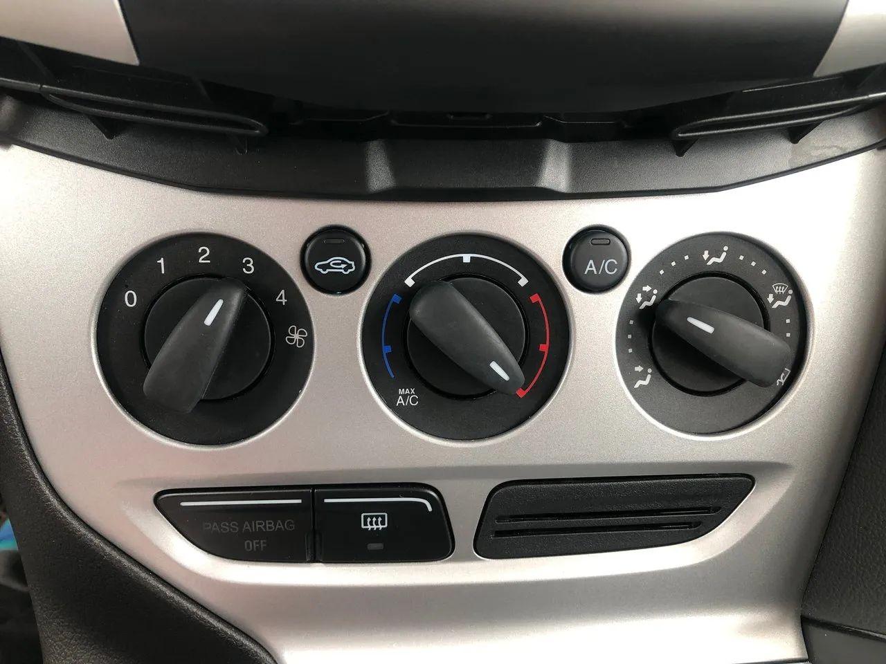 2014 Ford Focus SE-3