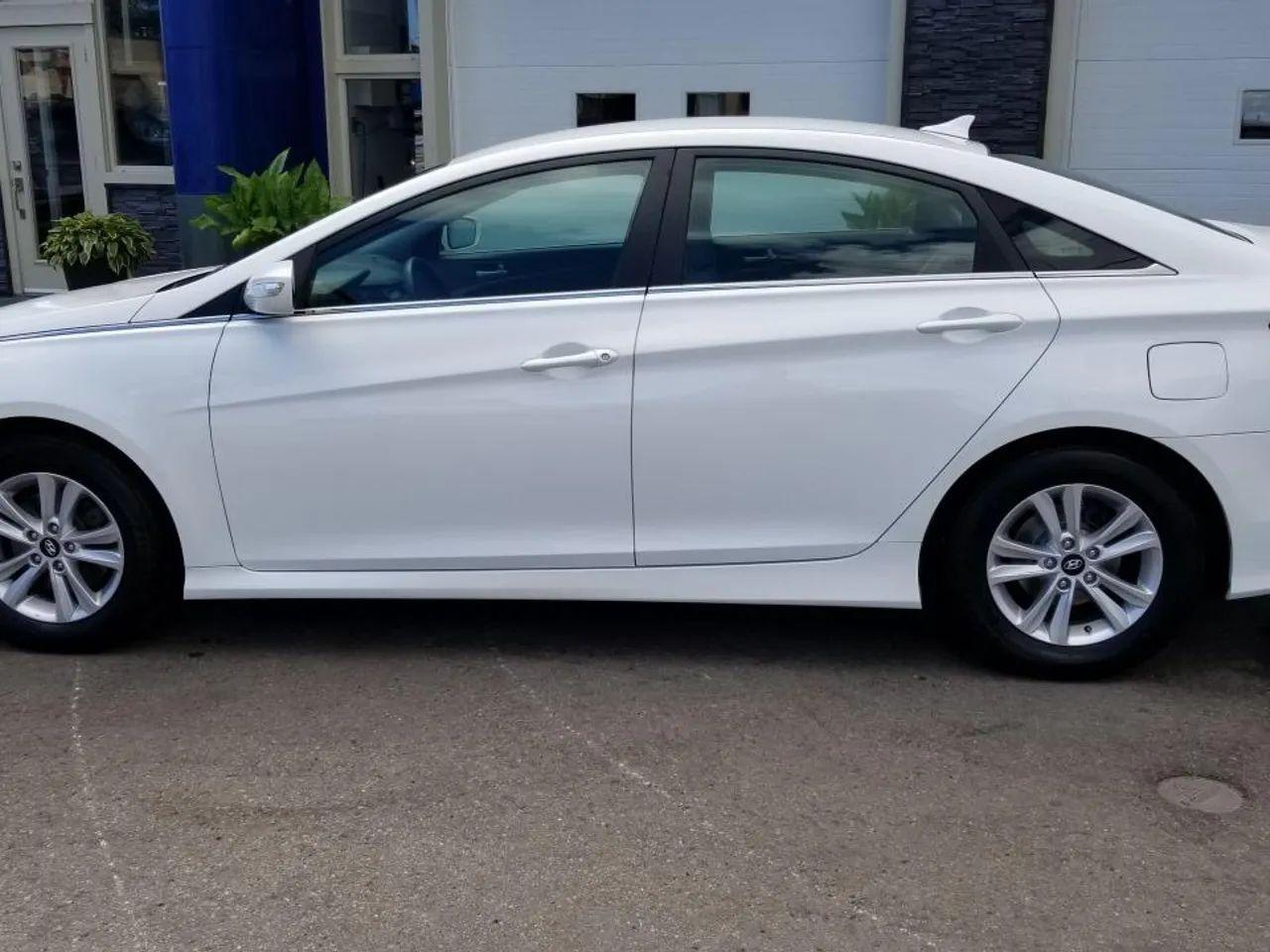 2014 Hyundai Sonata GL-4