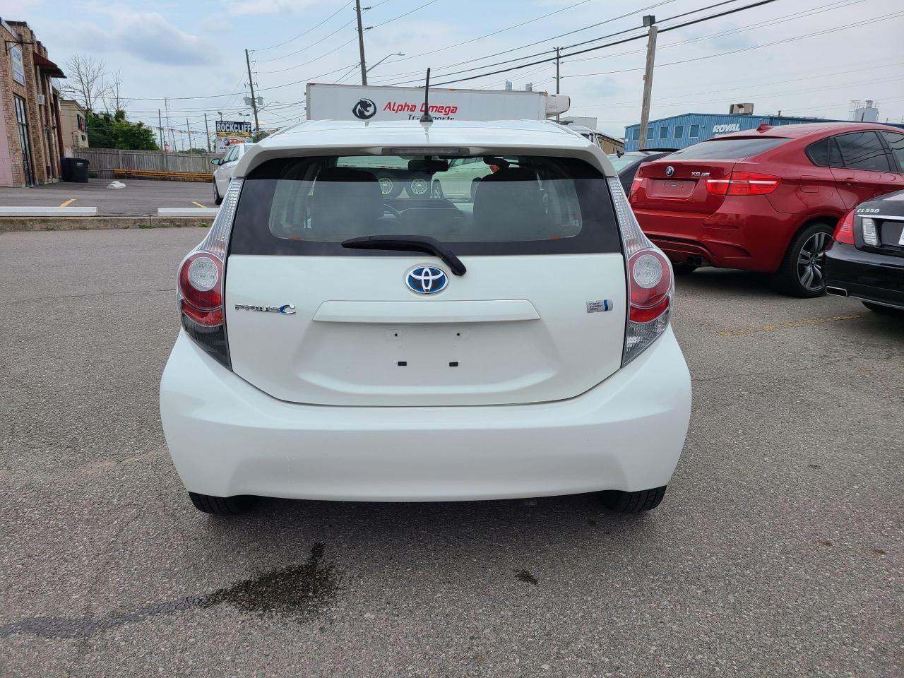 2014 Toyota Prius C Two-4