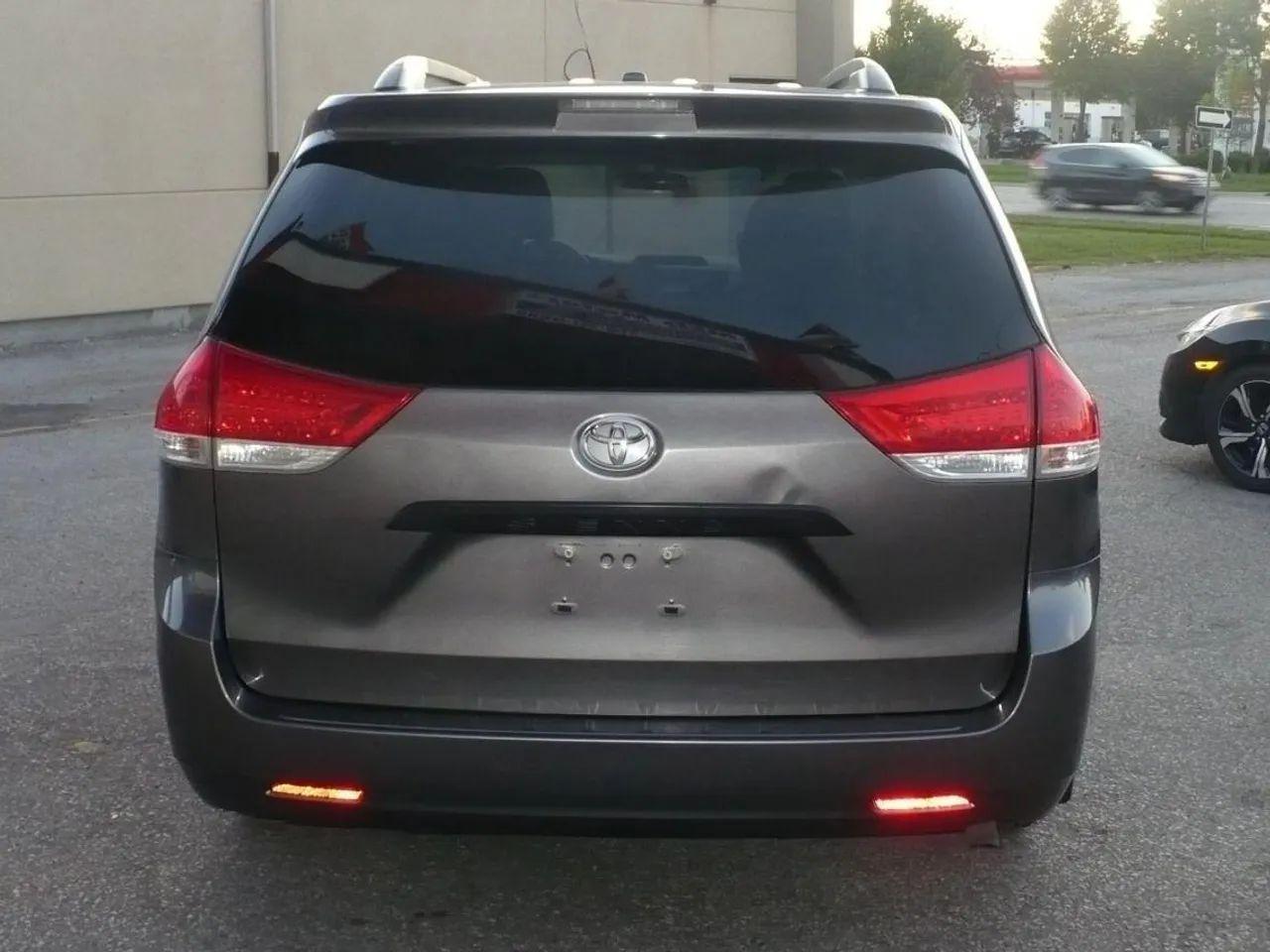 2014 Toyota Sienna Base-3