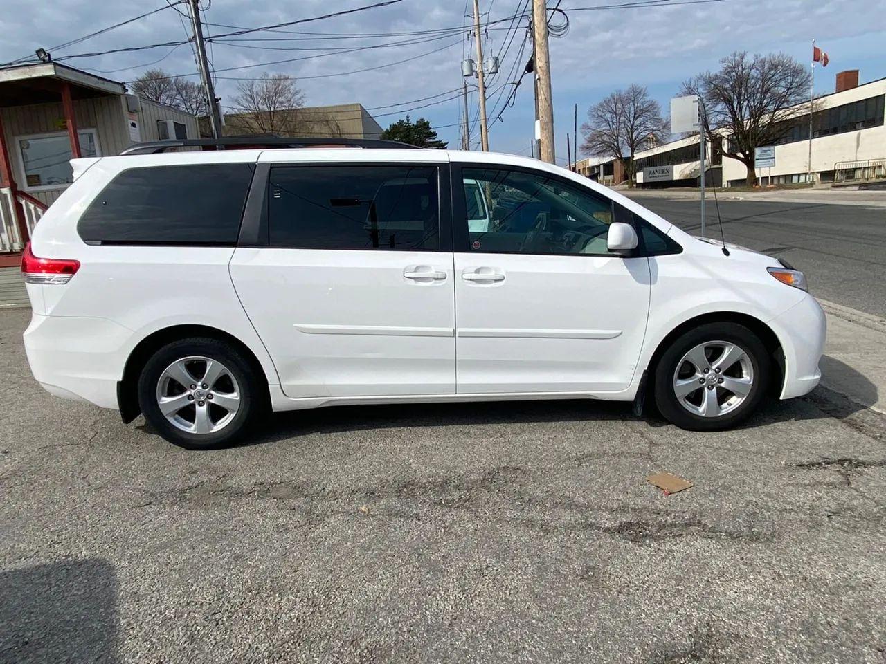2014 Toyota Sienna LE-4