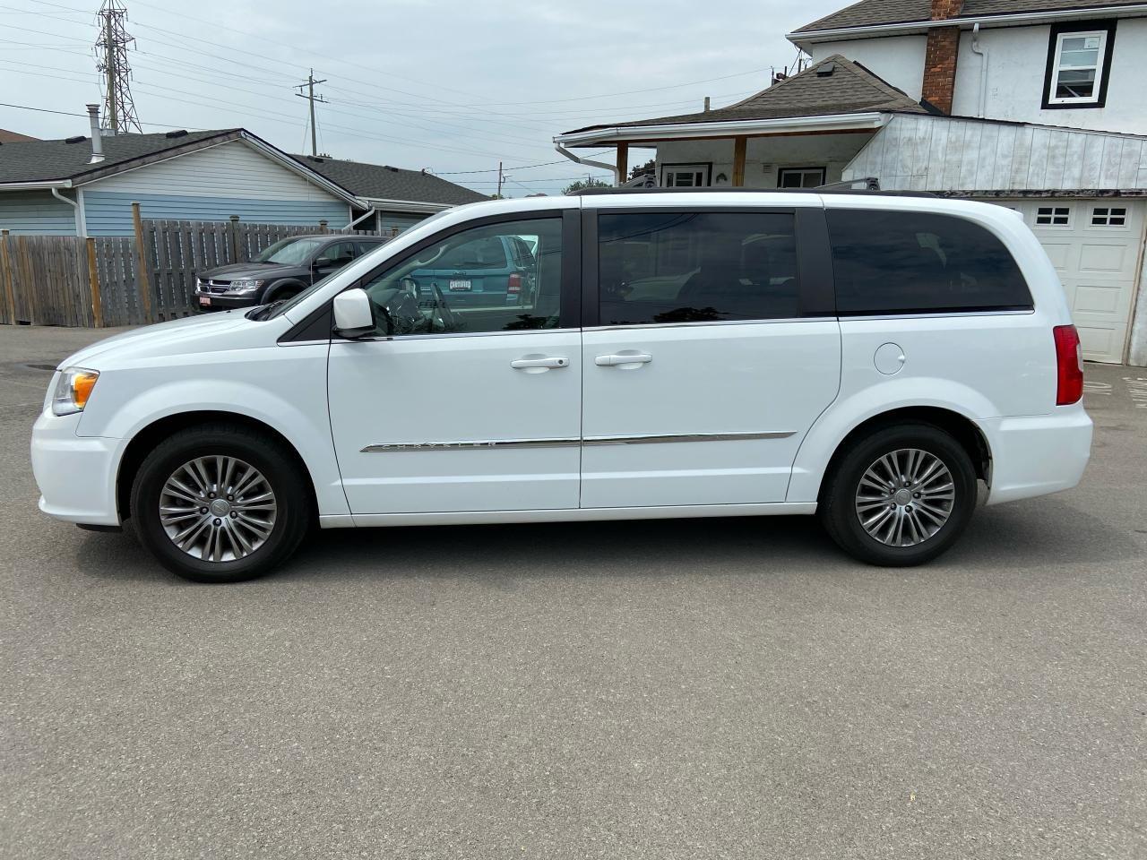 2015 Chrysler Town & Country Touring-L-3