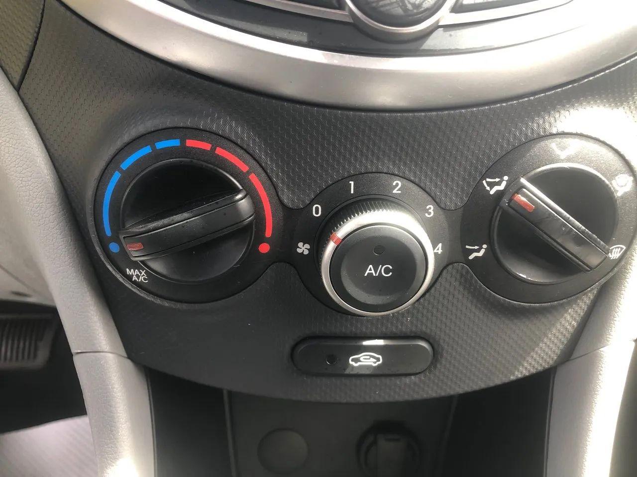 2015 Hyundai Accent L-2