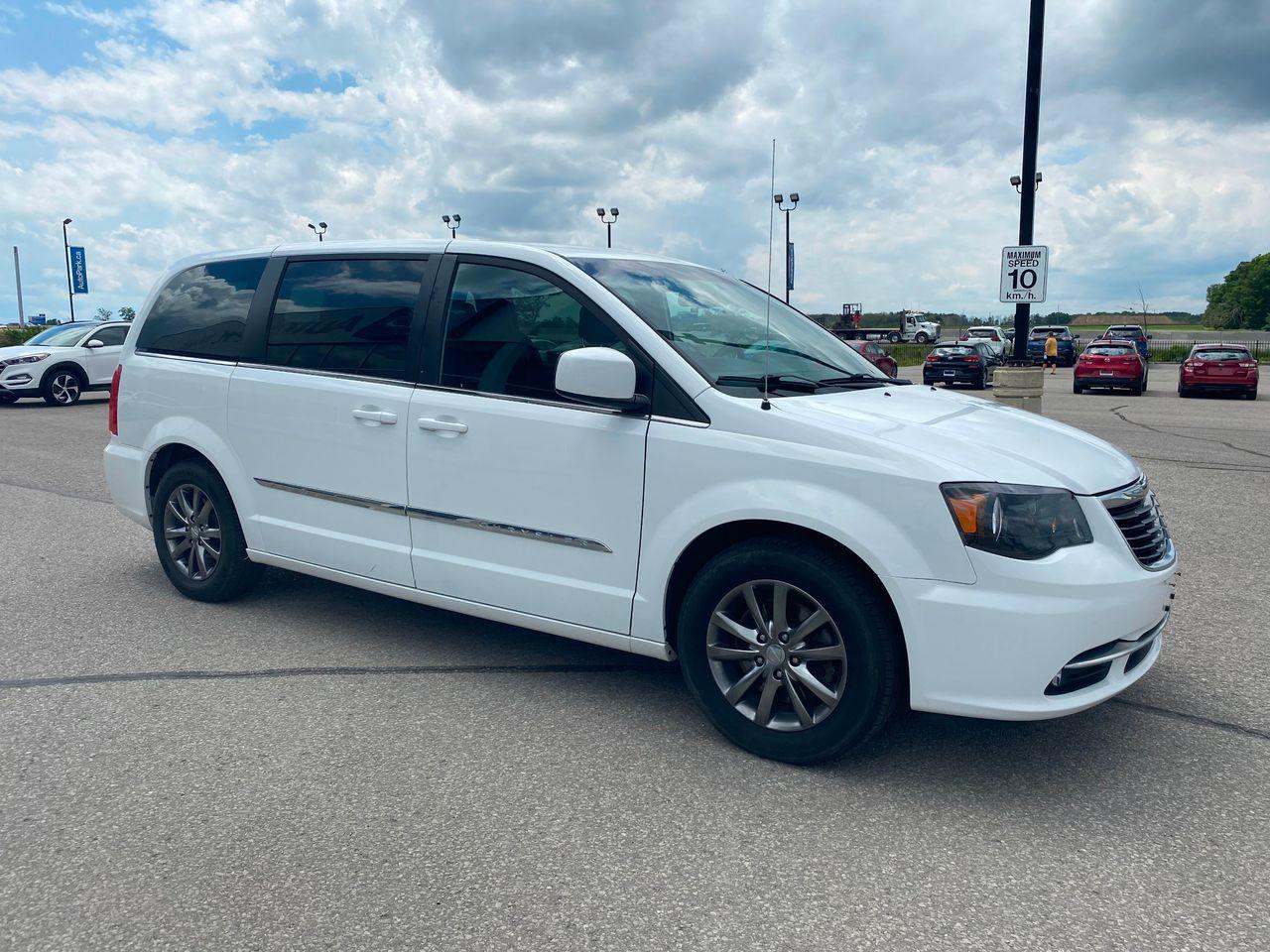 2016 Chrysler Town & Country S-2