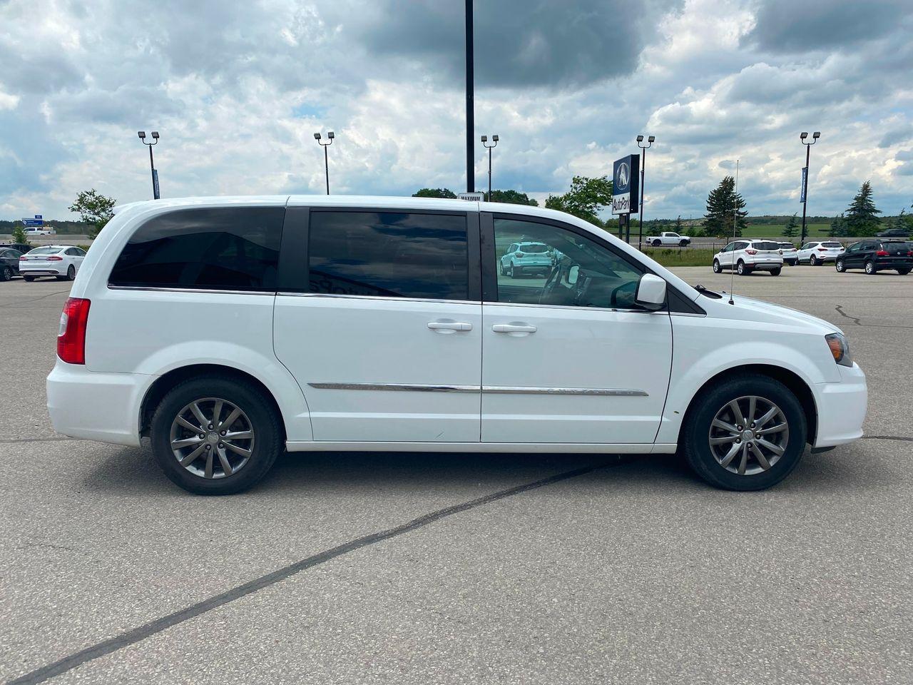 2016 Chrysler Town & Country S-3