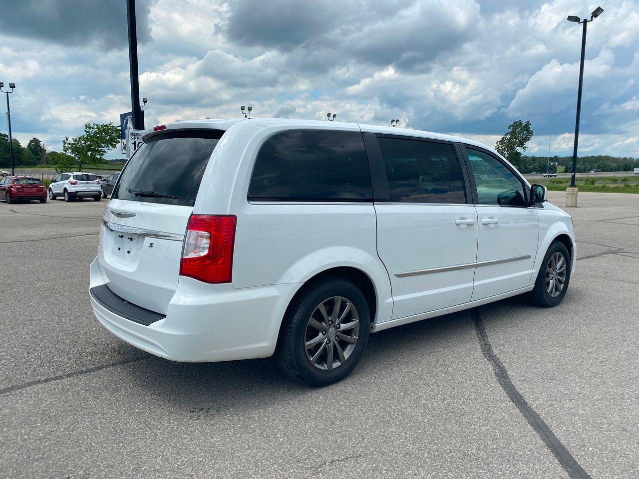 2016 Chrysler Town & Country S-4