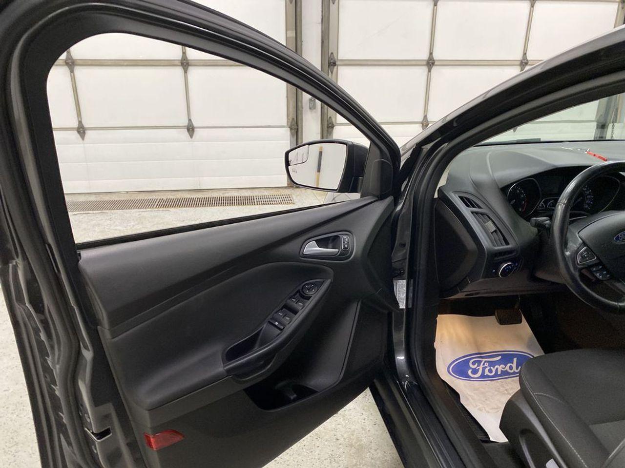 2016 Ford Focus SE-3