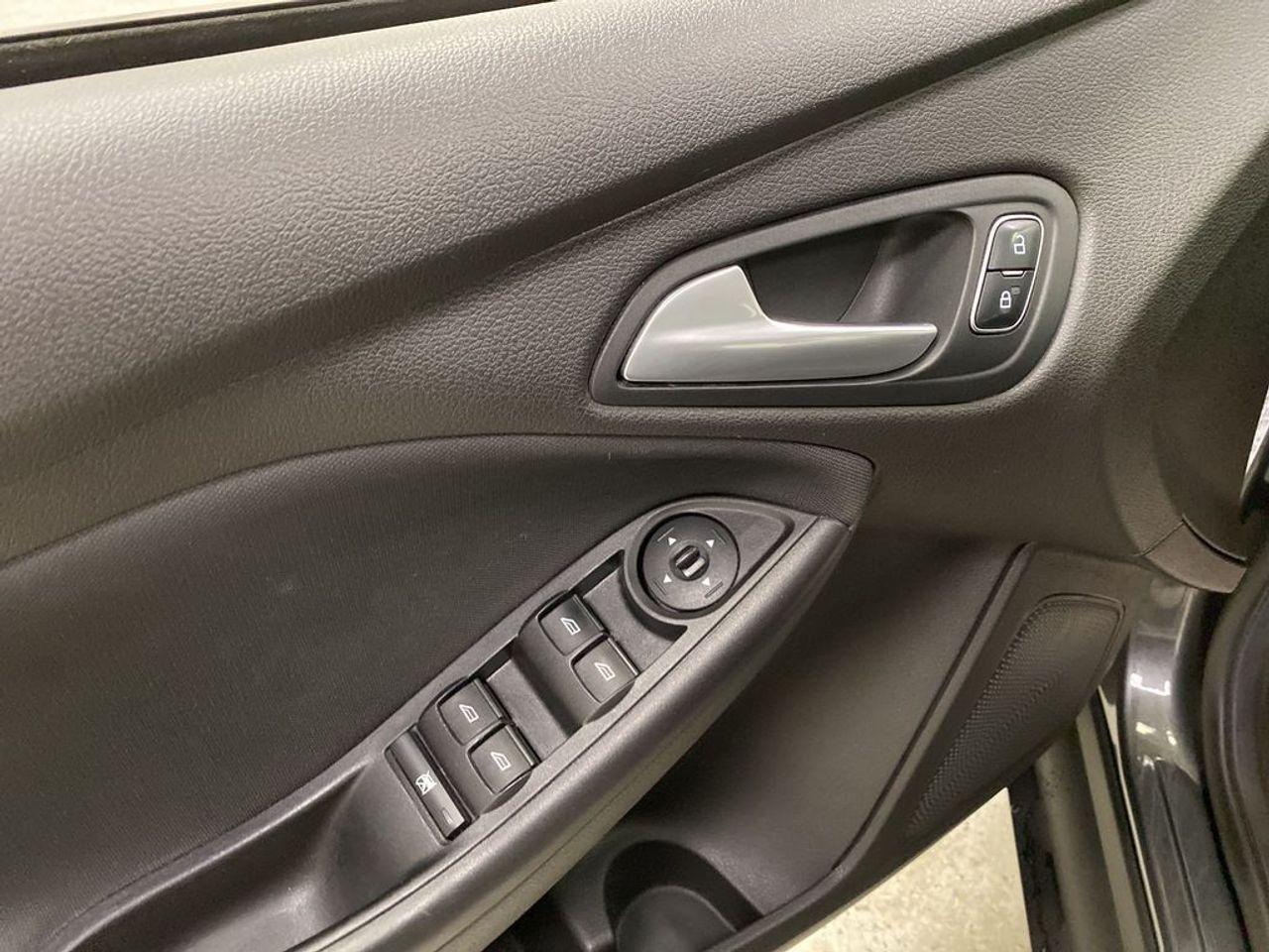 2016 Ford Focus SE-4