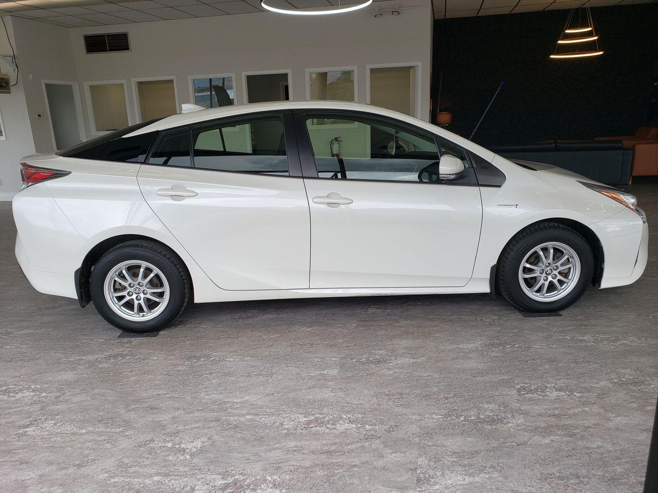2016 Toyota Prius Two-4