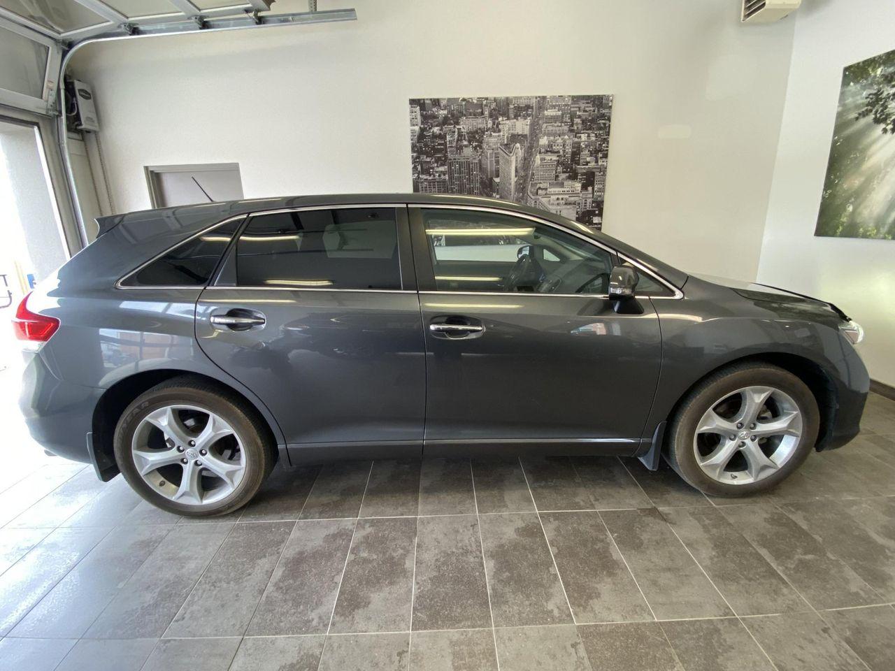 2016 Toyota Venza XLE-2