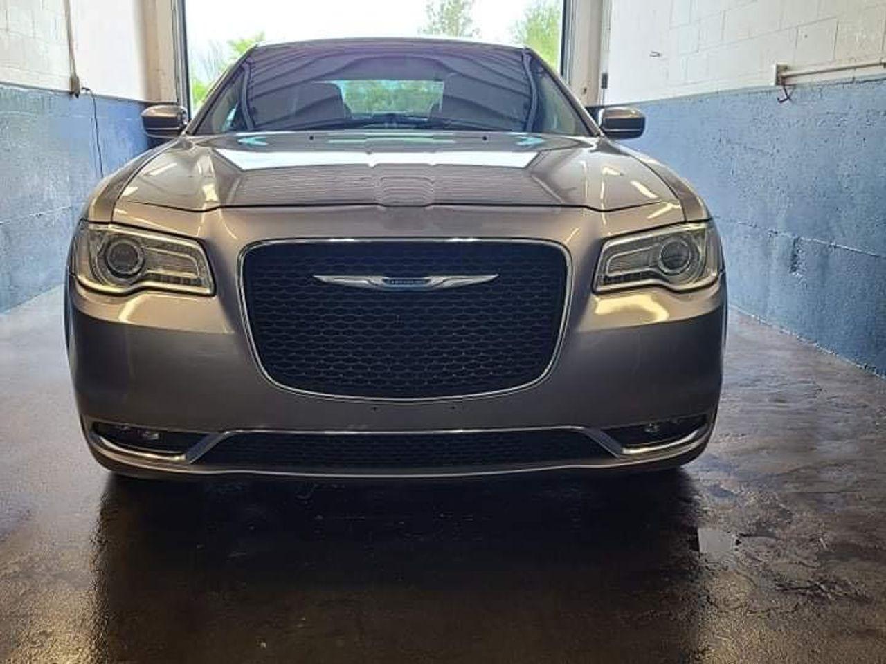 2017 Chrysler 300 Limited-0