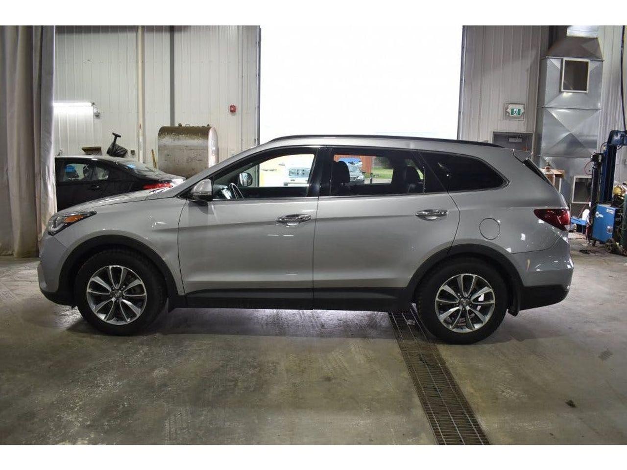 2017 Hyundai Santa Fe Luxury-1
