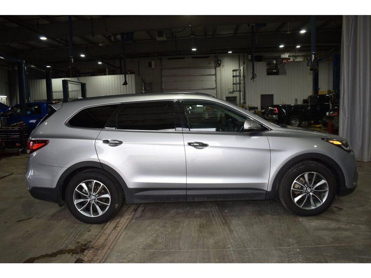 2017 Hyundai Santa Fe Luxury-2