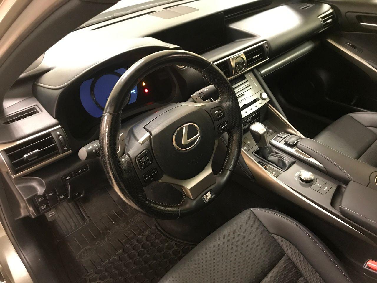 2017 Lexus IS Base-3