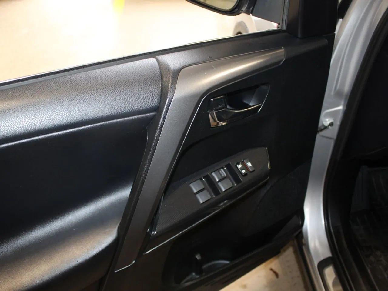 2017 Toyota RAV4 SE-2