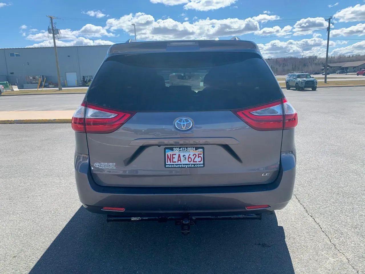 2017 Toyota Sienna LE-3