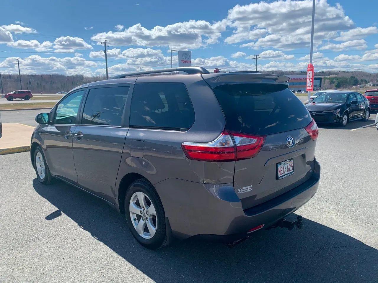 2017 Toyota Sienna LE-4