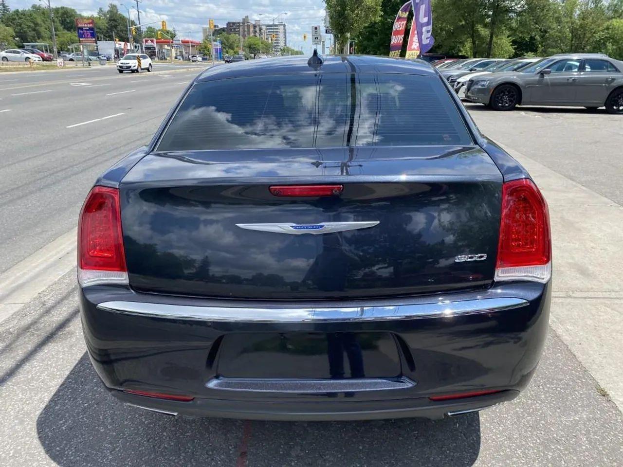 2018 Chrysler 300 Touring-3