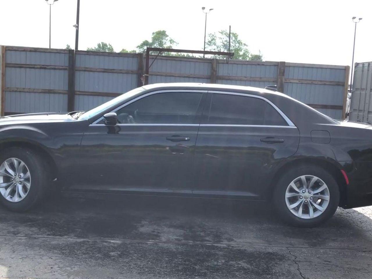 2018 Chrysler 300 Touring-4