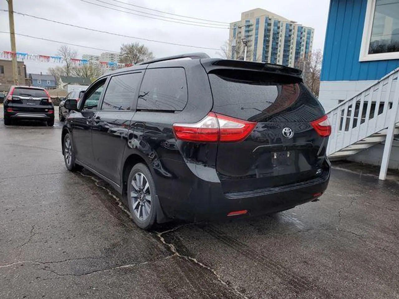 2018 Toyota Sienna LE-3