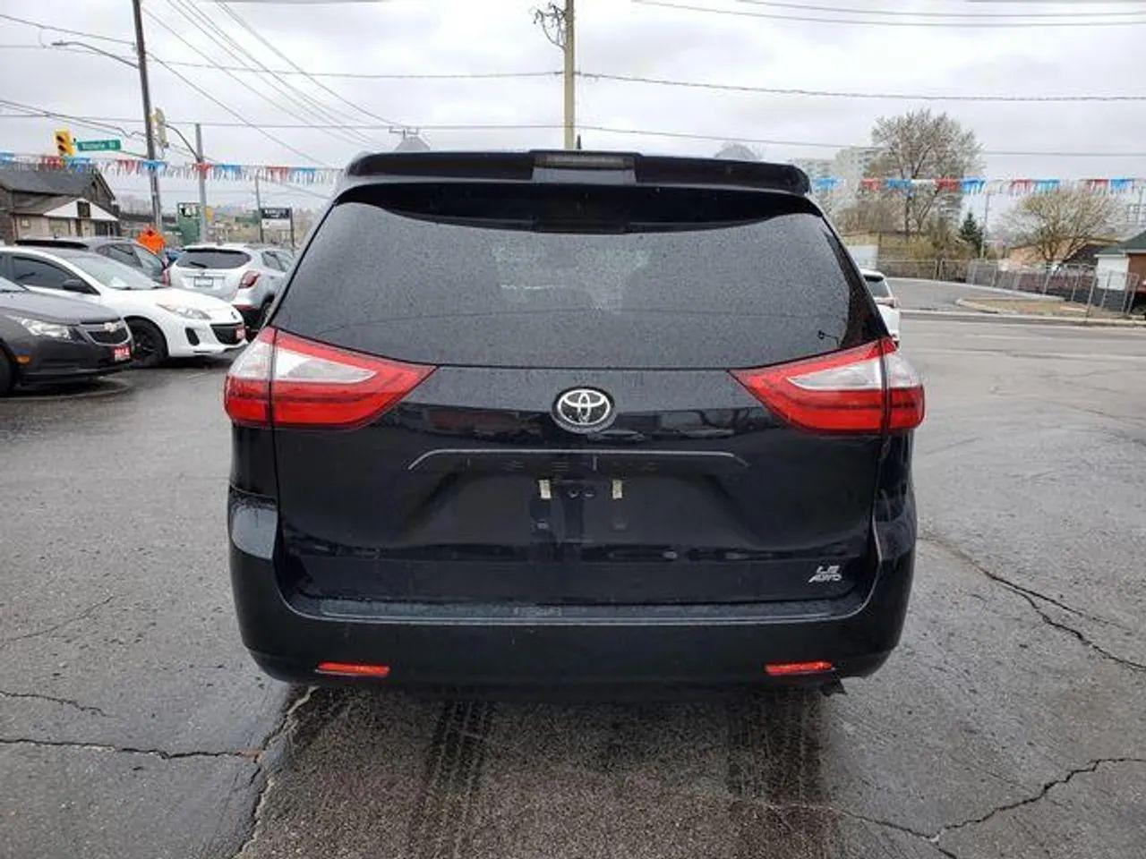 2018 Toyota Sienna LE-4