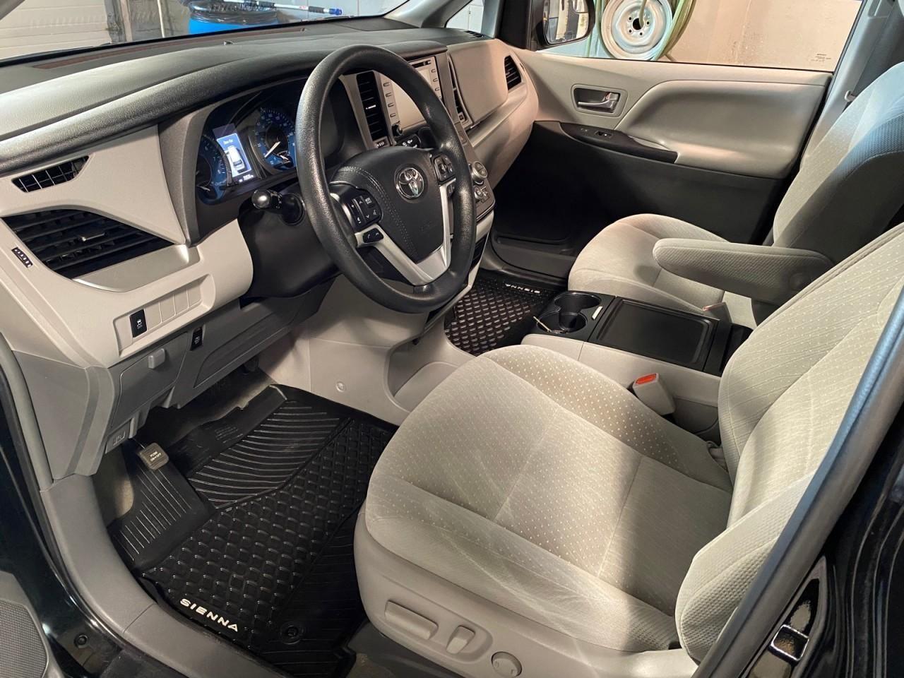 2018 Toyota Sienna LE-4