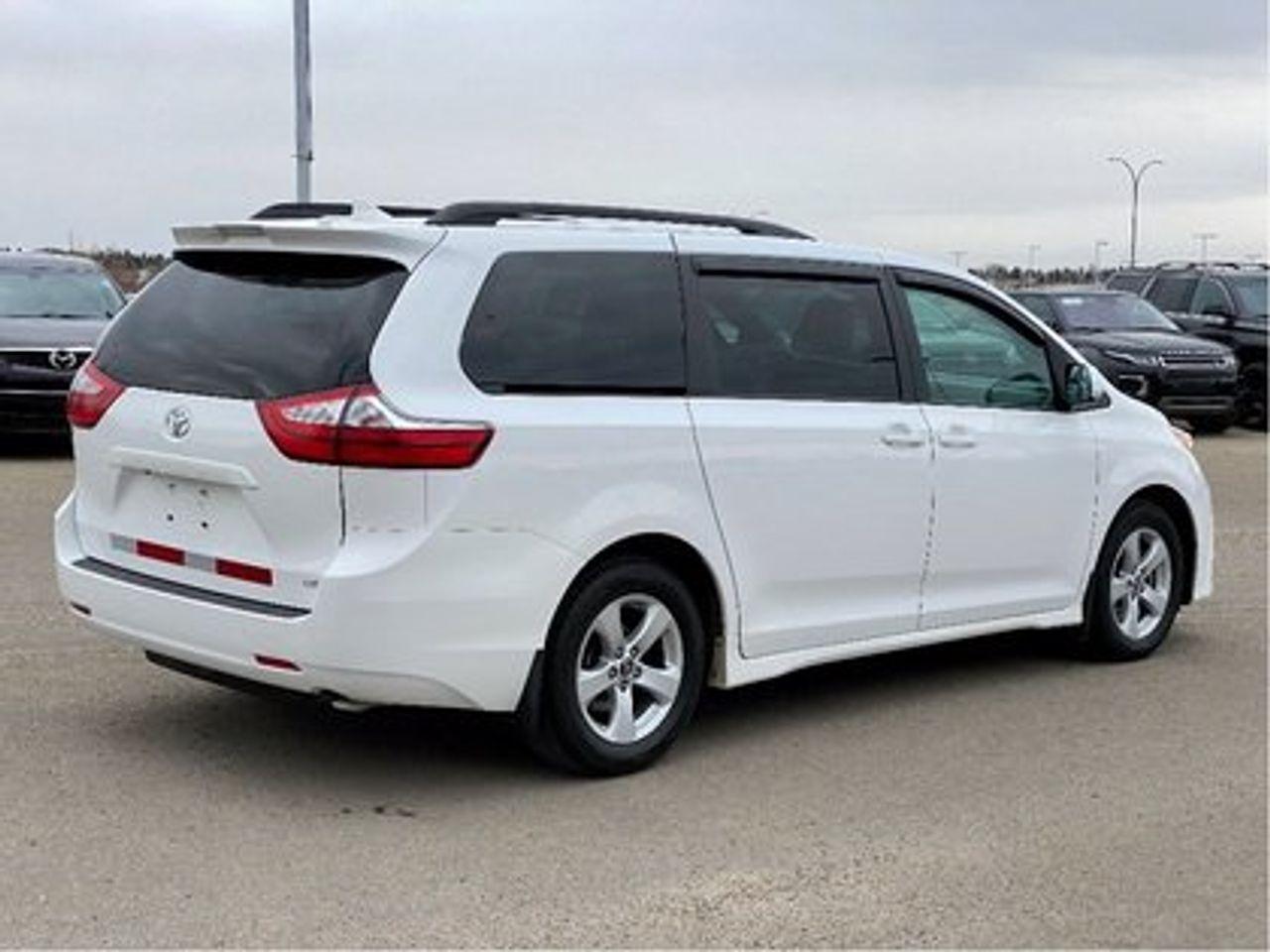 2018 Toyota Sienna LE-4