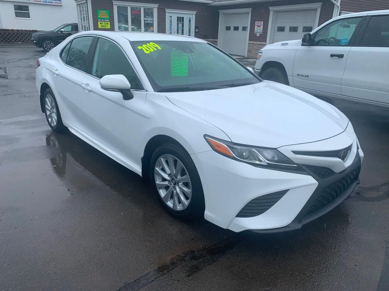 2019 Toyota Camry SE-2