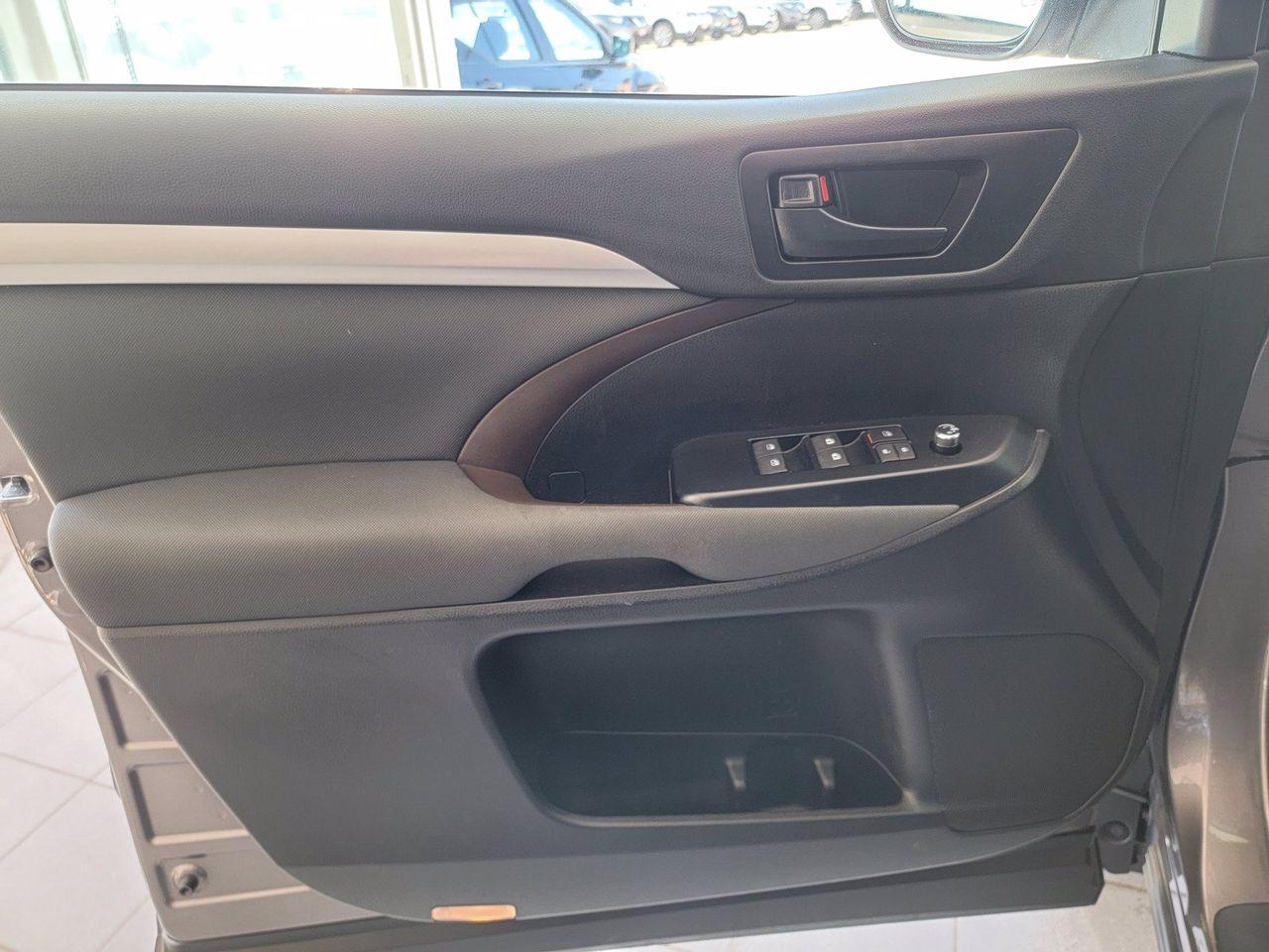 2019 Toyota Highlander LE-4