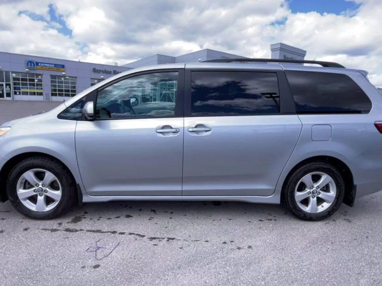 2019 Toyota Sienna LE-4