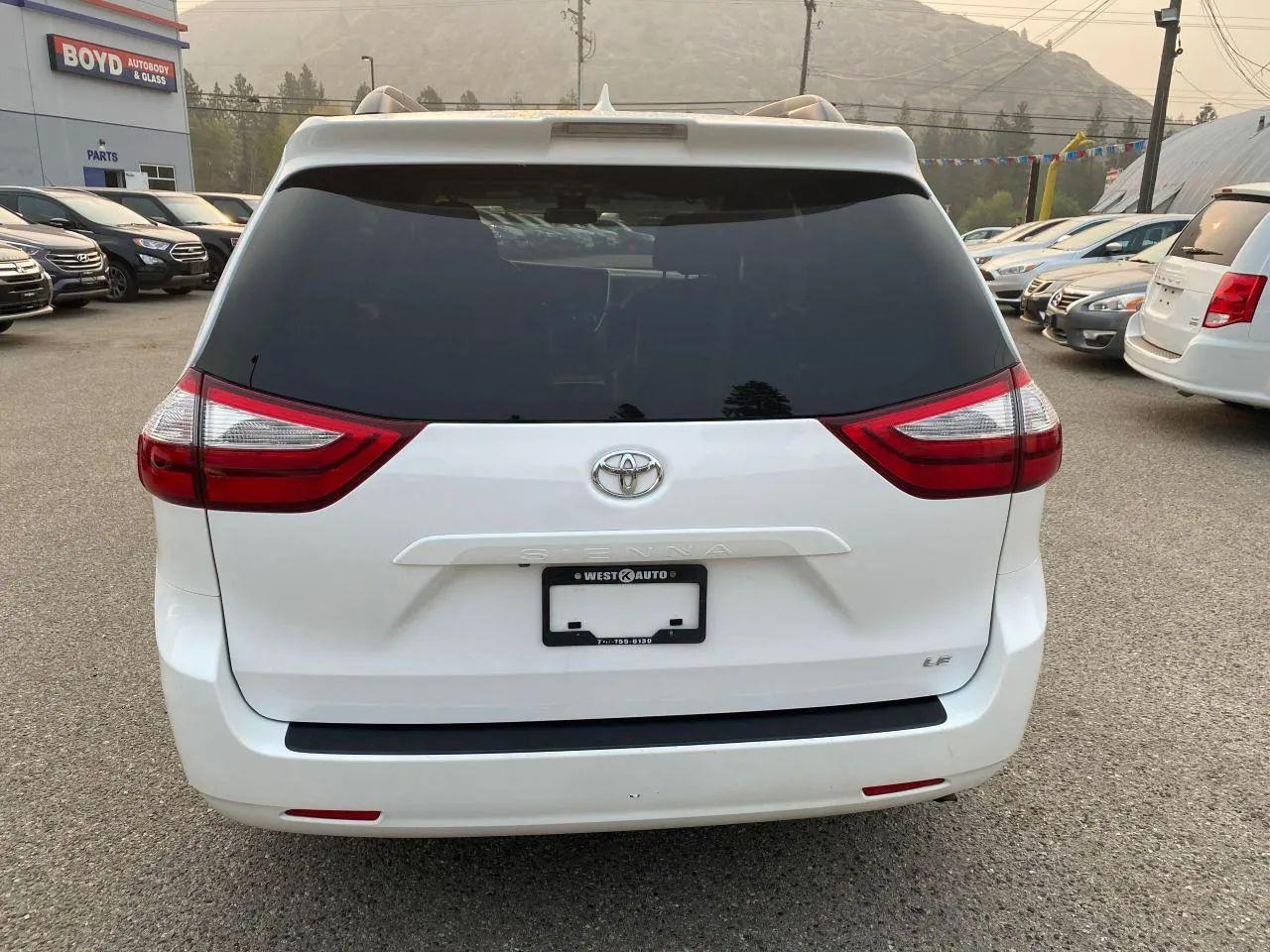 2019 Toyota Sienna LE-3