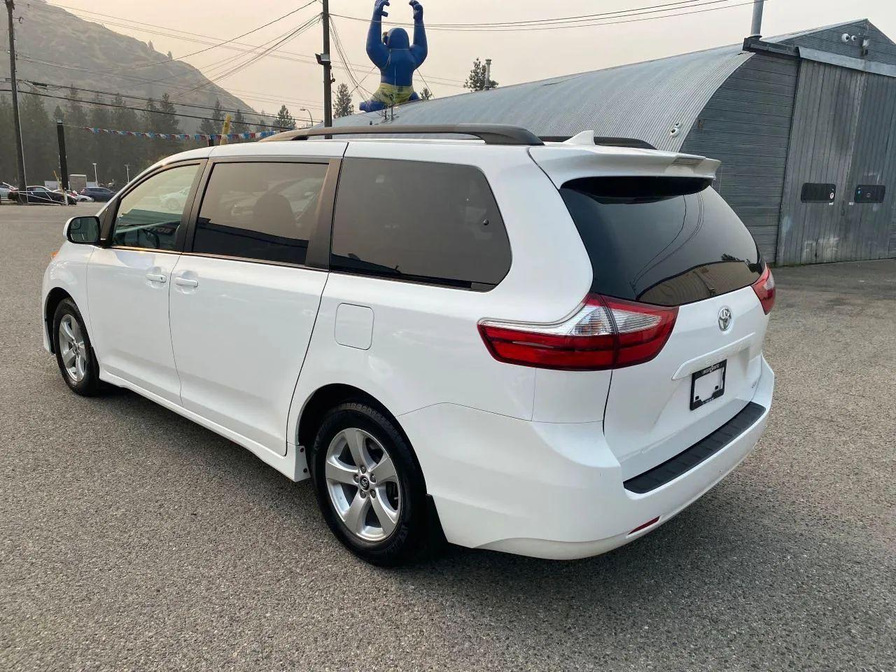 2019 Toyota Sienna LE-4