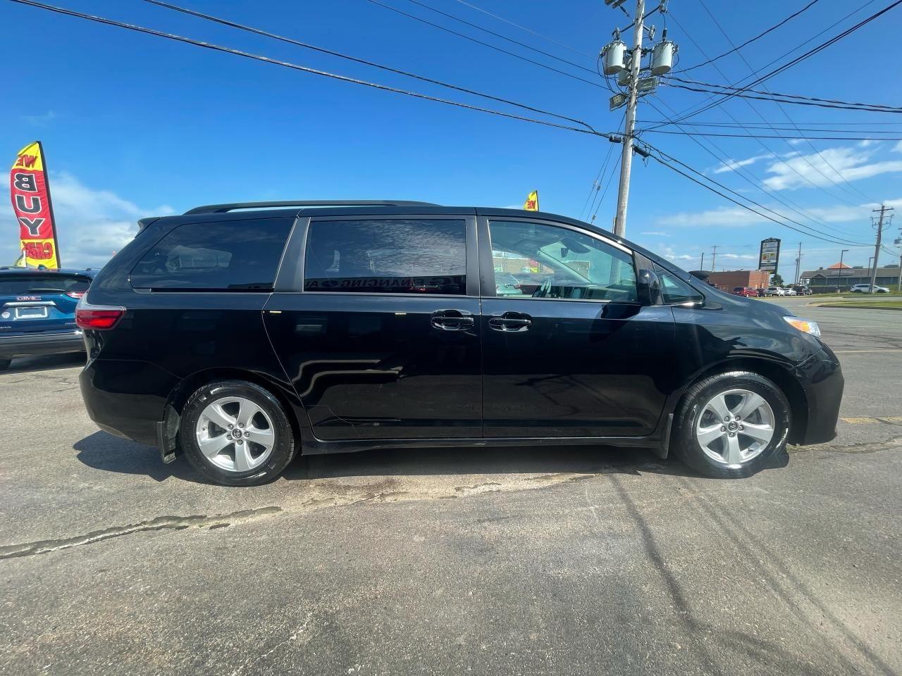 2019 Toyota Sienna LE-3